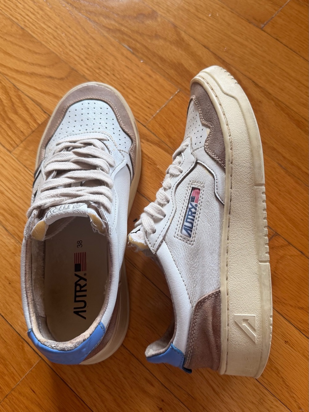 Autry 38 - Women’s Beige and White Retro Low-Top Sneakers